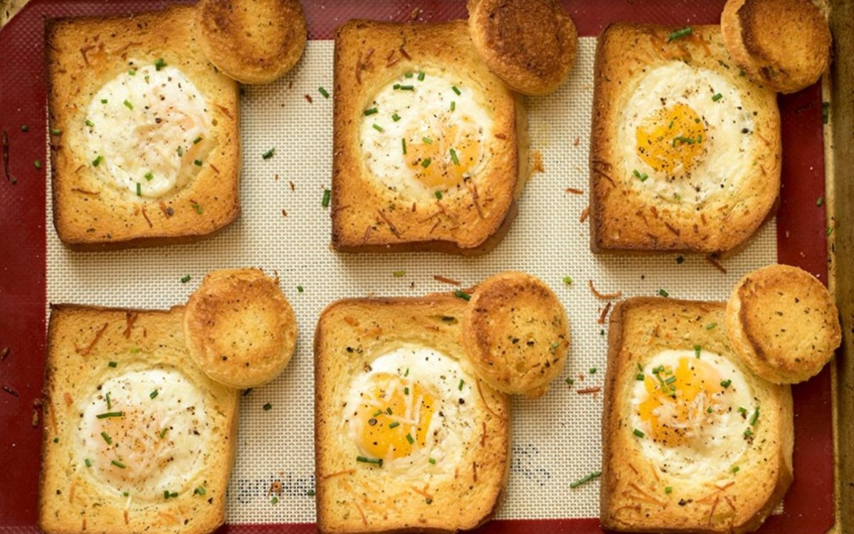 Яичница с колбасой и сыром в хлебе - кулинарный рецепт